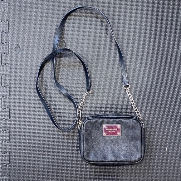 Michael Kors Handbags - Michael Kors Small cross body